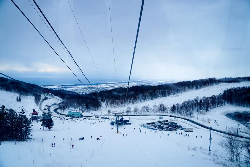 Wide snowy ski run at Sapporo Teine resort